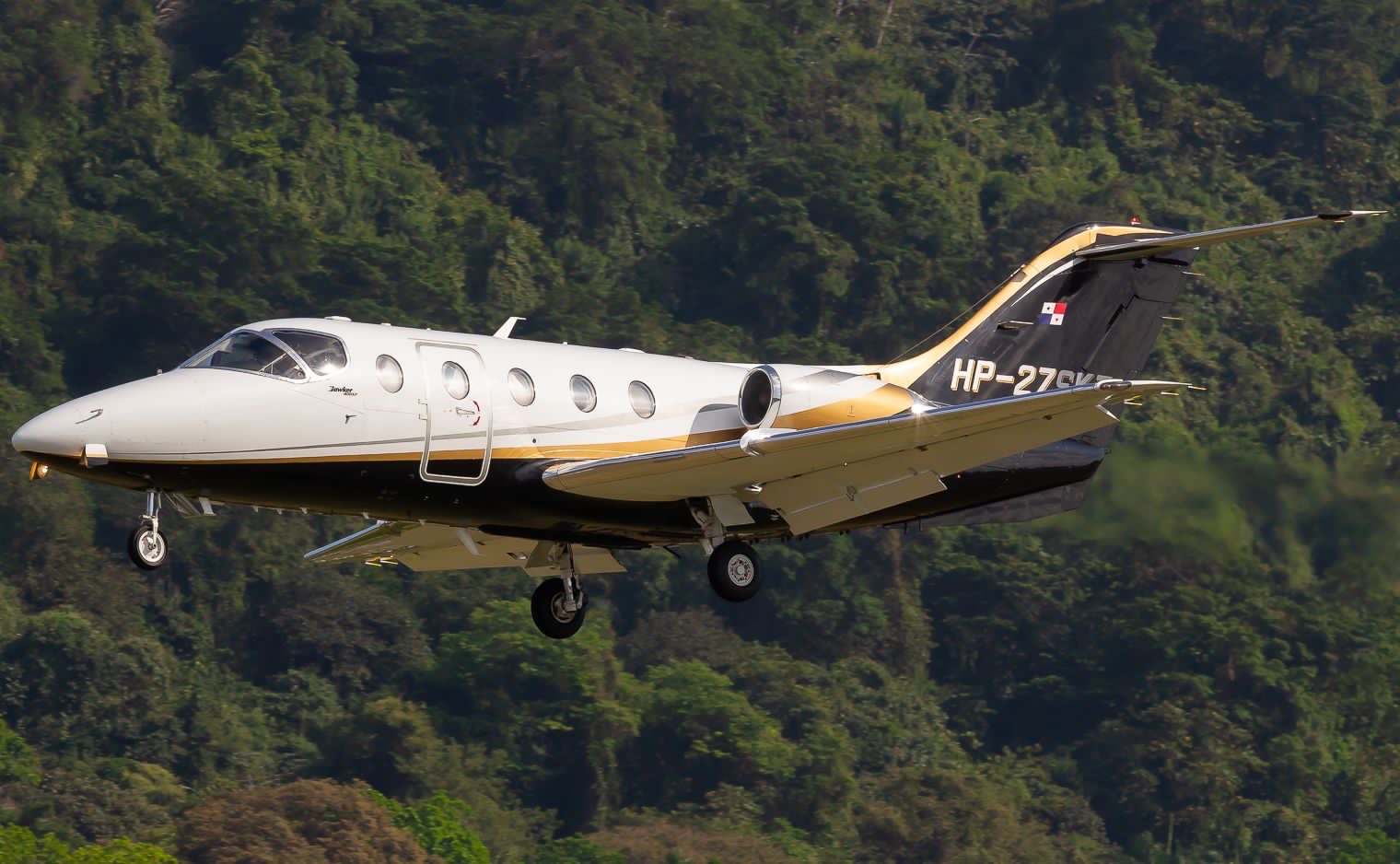 Hawker 400 XP de Skytropic volando sobre la selva panameña