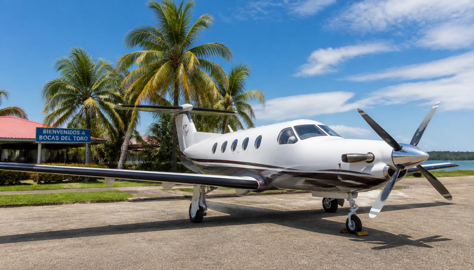 Avión chárter privado en una pista tropical en Panamá